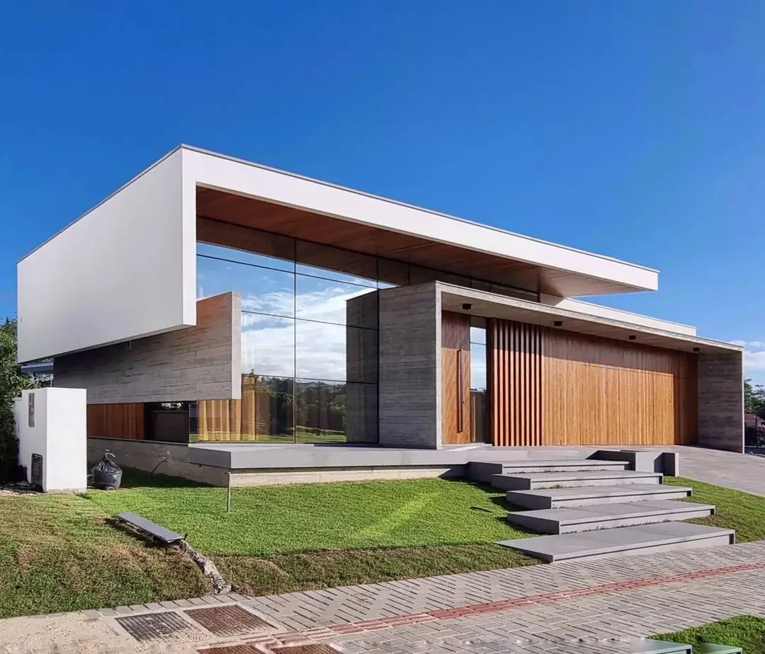 Fachada de casa contemporânea com madeira, vidro e volumes geométricos