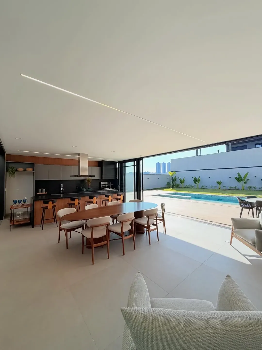 Cozinha gourmet integrada com ilha central e marcenaria contemporânea